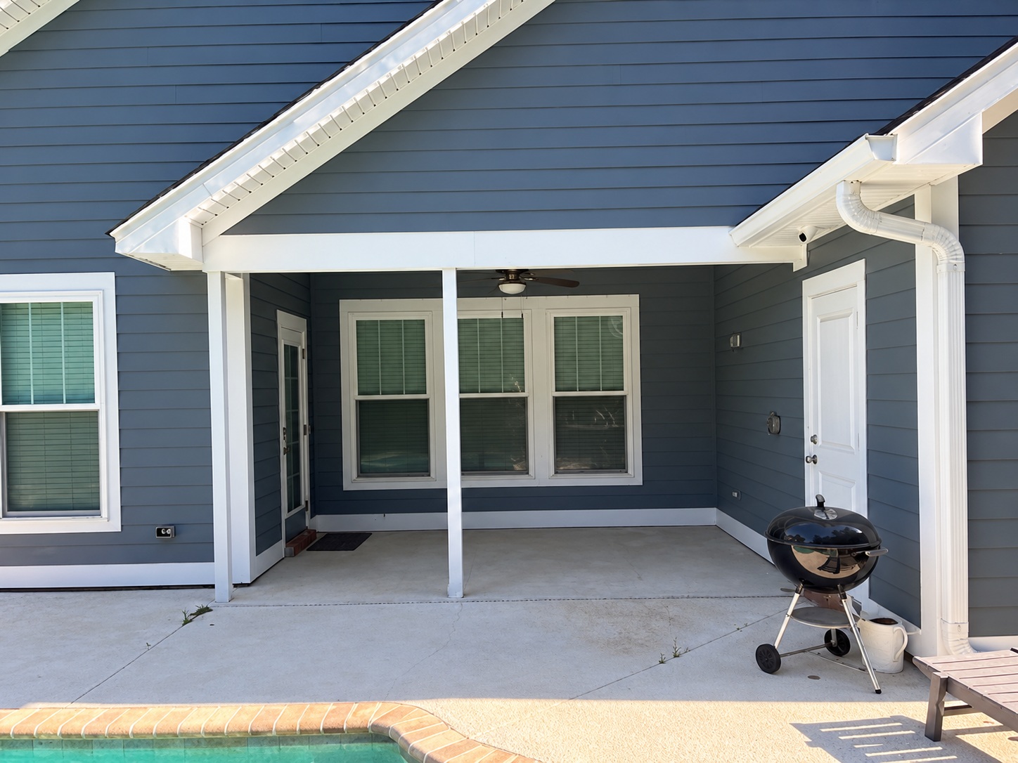 Poolside sunroom before renovation